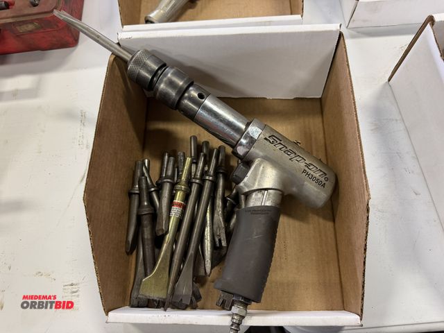 Lot 1-18439 - (1) Snap-On, model PH3050A, air chisel with assorted bits.