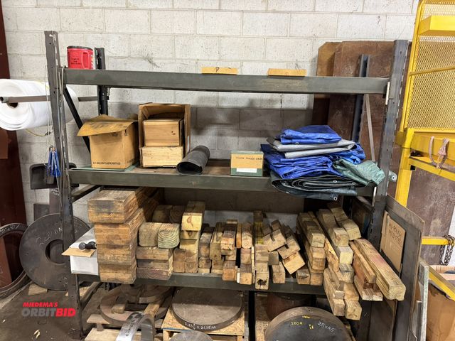 Lot 1-6475 - (1) slot style pallet rack, approx. 89" long, includes (2) 28" x approx. 91" tall uprights, assorted...