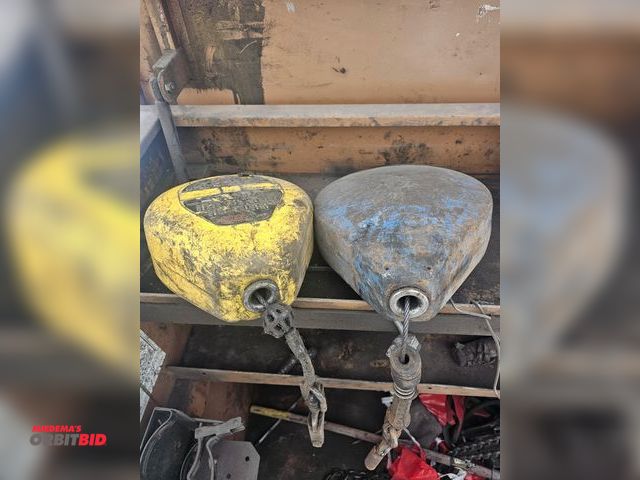 Lot 1-1574 - (2) fall arrest retractables