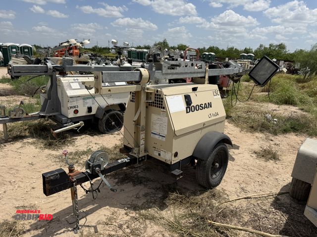 Lot 1-9501 - (1) 2014 Doosan LSC light tower, 3-cylinder diesel engine, 4 light extendable tower, hand crank, mou...