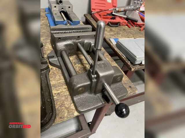 Lot 1-19341 - (1) 8" machinists speed vise.