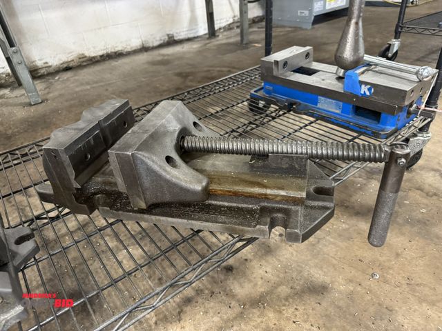 Lot 1-2379 - (1) 8" machinists speed vise.