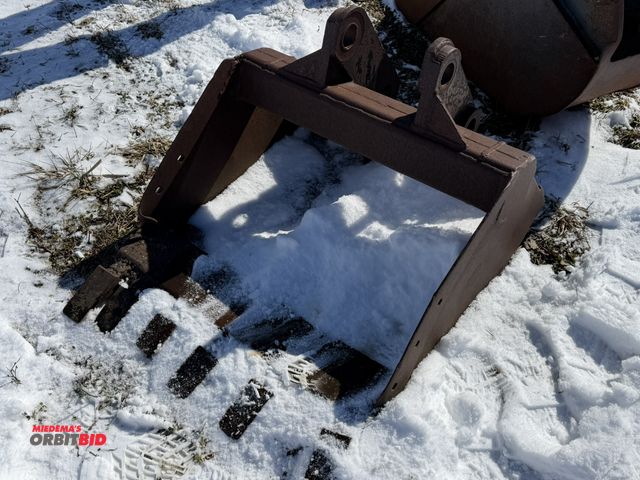 Lot 1-11569 - (1) 6-tooth excavator bucket, 28" wide, 8" inside to inside attachment bracket.