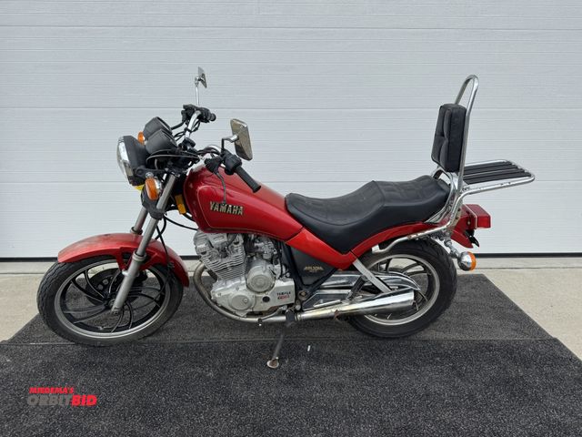 Lot 1-6471 - 1983 Yamaha Maxim 400 (1) motorcycle, includes key, motor S/N 12R-104325, will need new battery, run...