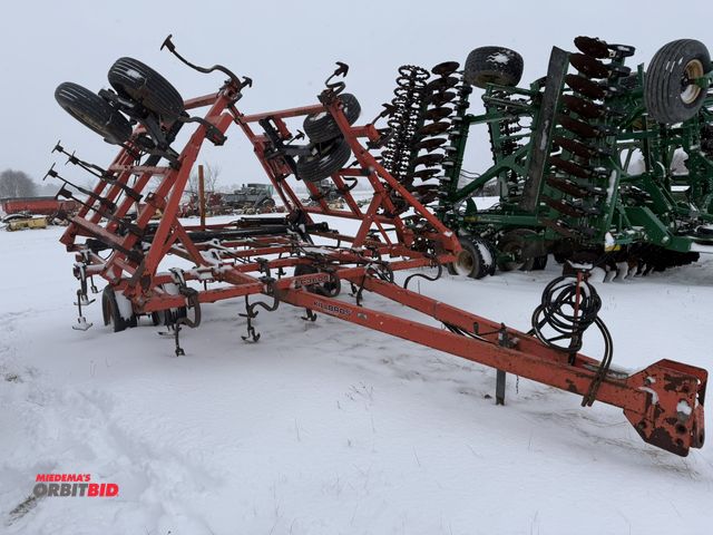 Lot 1-10421 - (1) Killbros FC3600 field cultivator, S/N believed to be FC361001, tandem axle, hydraulic fold wings...