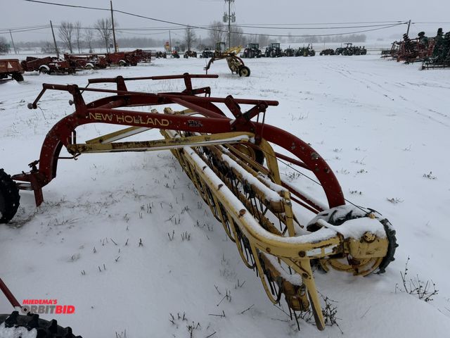 Lot 1-10409 - (1) New Holland, model 258, 5-bar hay rake, ground driven, 1 tire is off bead, S/N 845006.