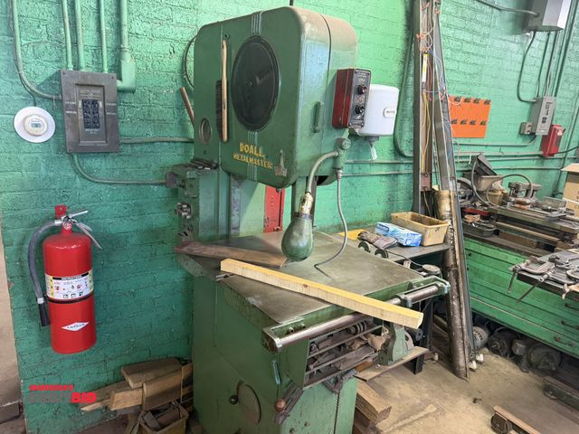 Lot 1-18550 - (1) DoAll Metal Master Commercial Industrial band saw with overhead light, 24" x 24" adjustable tilt...