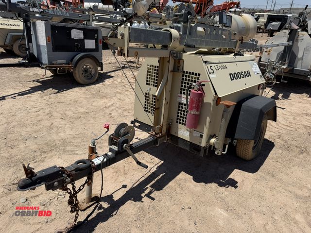 Lot 1-18235 - 2012 Doosan LSC Light Tower, 3 cylinder diesel engine, 4-light extendable tower, hand crank, mounted...
