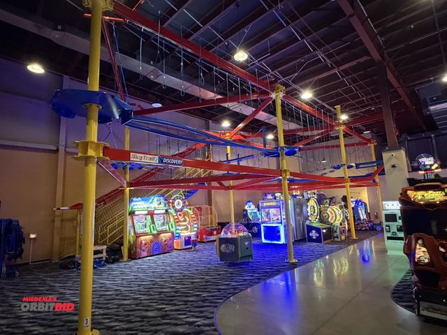 Lot 1-11260 - (1) Skytrail, model Skytrail Discovery, S/N DST3976, 60' x 25' rope obstacle course, includes (20) J...