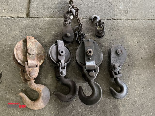 Lot 1-1133 - Lot of (7) various sizes of pulley blocks with hooks.