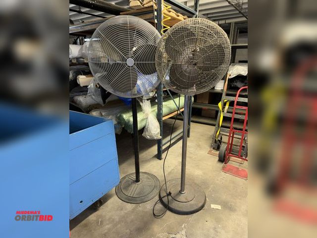 Lot 1-4835 - (1) 20" pedestal fan, and (1) 24" pedestal fan, 120V, both in working condition.