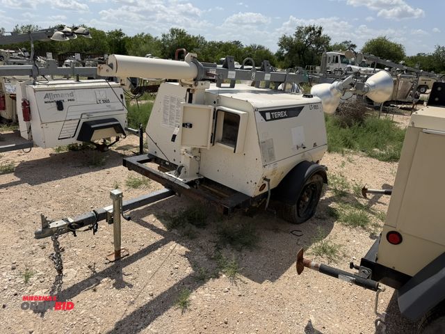 Lot 1-9509 - (1) 2012 Terex AL5000 light tower, 4-cylinder diesel engine, 4 light extendable tower with hand cran...