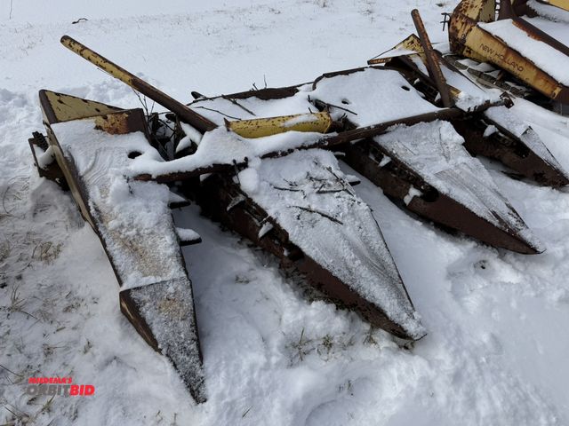 Lot 1-11478 - (1) New Holland 3-row corn head, no visible model or S/N, tag, 30" row spacing, for parts only.