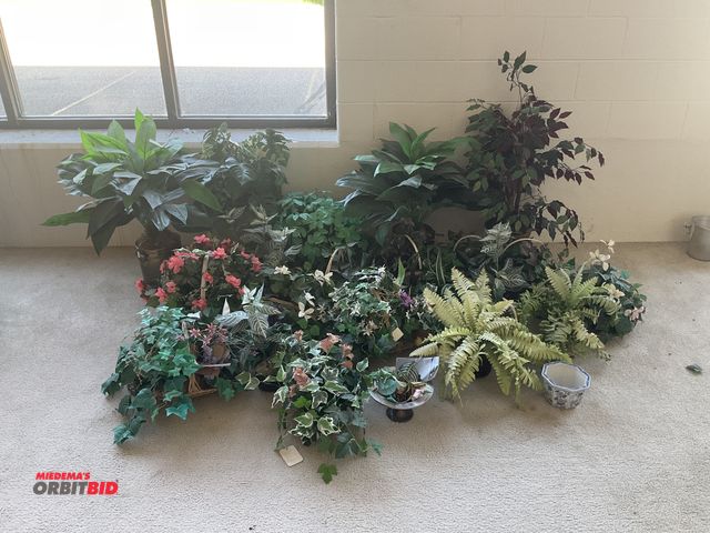 Lot 1-17202 - Large lot of artificial plant and flower baskets