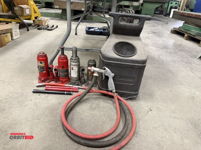 Lot 1-778 - (1) Sears Craftsman portable pneumatic sand blaster, (2) Big Red 6-ton jacks, and (1) 4-ton jack.