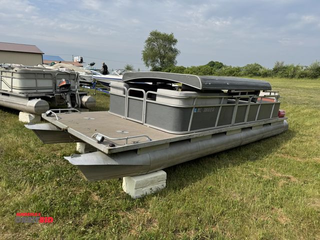 Lot 1-6517 - (1) 21' pontoon boat, for parts or repair only, VIN #BVN60181A686, 25 HP Mercury outboard motor, col...