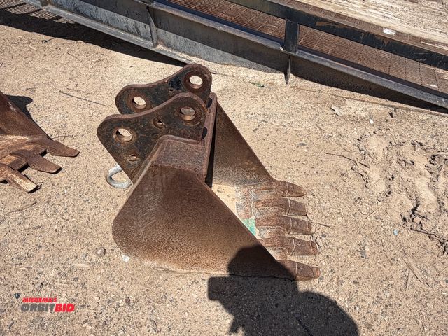 Lot 1-18320 - (1) 5-tooth excavator bucket with 5-3/4" inside pin diameter, 17" wide