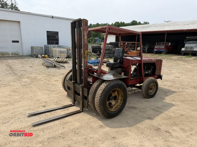 Lot 1-18369 - (1) custom built farm lift truck, gas powered, 305 Oldsmobile gas engine, automatic with order drive...
