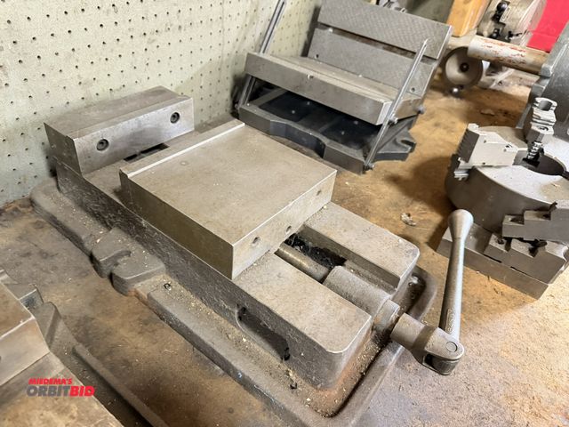 Lot 1-12424 - (1) heavy duty 8" machinists vise with handle.