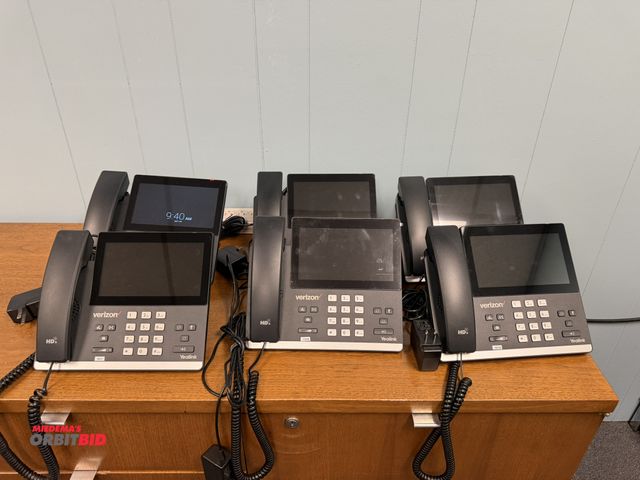 Lot 1-15522 - Lot of (7) Yealink, 4G, LTE desk phones, model T67LTE.