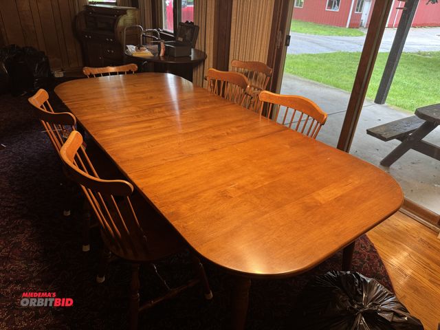 Lot 1-3103 - (1) Dinning room table and chairs