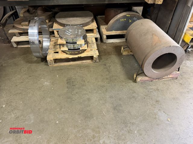 Lot 1-6476 - Large lot of assorted steel, includes 2.5" thick x 21.75" outside diameter, 25" x 9.5", 15 3/4" x 9 ...