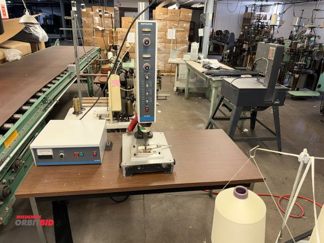 Lot 1-4741 - (1) 1993 Sonobond Ultrasonic plastic welding machine, model SW800FC, S/N 176, 120V, includes table, ...