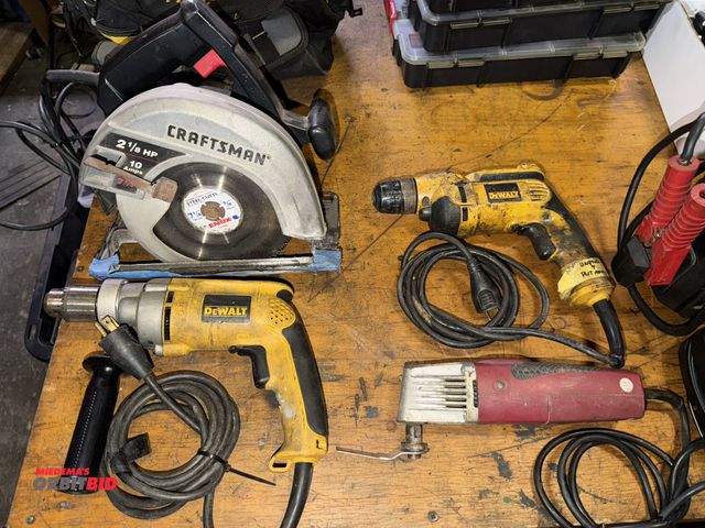 Lot 1-18516 - Lot of assorted power tools, includes (1) Craftsman, model 315.108320, 7 1/4" circular saw (5000 RPM...