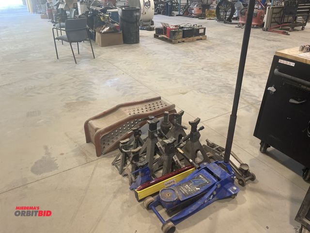Lot 1-18773 - (1) Daytona 4-ton heavy duty, high performance jack, model DS400SBL, includes (2) Larkin 6-ton jack ...