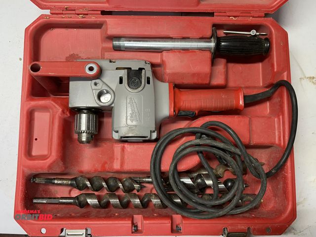 Lot 1-4134 - (1) Milwaukee, Cat #1675-1, heavy duty 1/2" hole hawg angle drill, includes case, torque handle, and...
