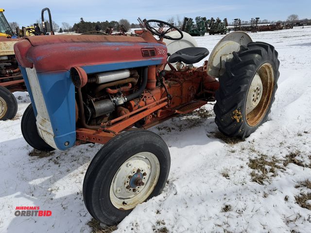 Lot 1-11763 - (1) Ford 2-WD tractor, 4-cylinder gas engine, 12.4-28/11-28 rear tires, 5.5-16 front tires, 11,007 m...
