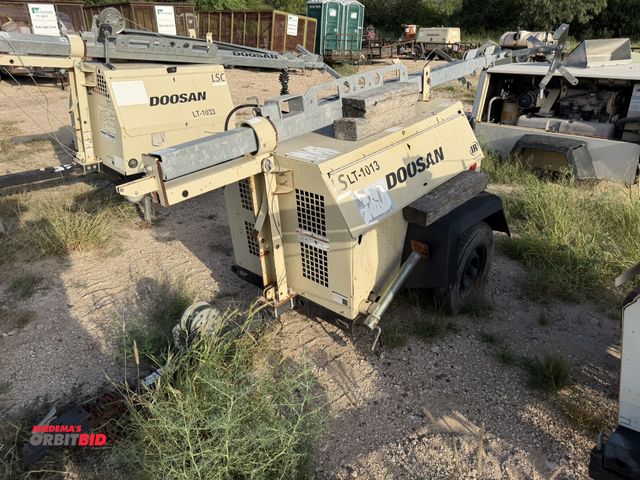 Lot 1-9534 - (1) Doosan LS light tower, with hand crank extendable tower, mounted on single axle chassis, diesel ...
