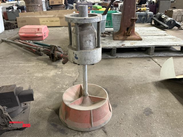 Lot 1-1156 - (1) vintage bubble type wheel balancer.