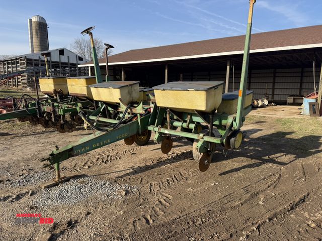 Lot 1-19139 - (1) John Deere 7000 Planter, 4-Row,36" rows, dry fertilizer.