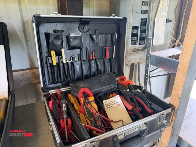 Lot 1-8460 - (1) electrician's travel case, includes a Fluke 322 clamp meter, assorted test lights, circuit finde...
