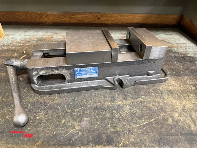 Lot 1-1907 - (1) Kurt, model D675, 6" machinists vise, S/N 39103, with handle.