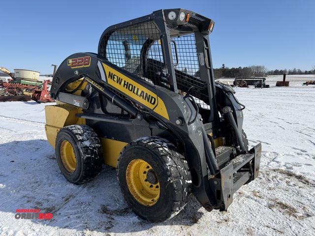Lot 1-11758 - (1) New Holland L228 skid steer, Product ID #JAF0L228TKM470462, S/N NKM470462, 12-16.5 tires, hydrau...