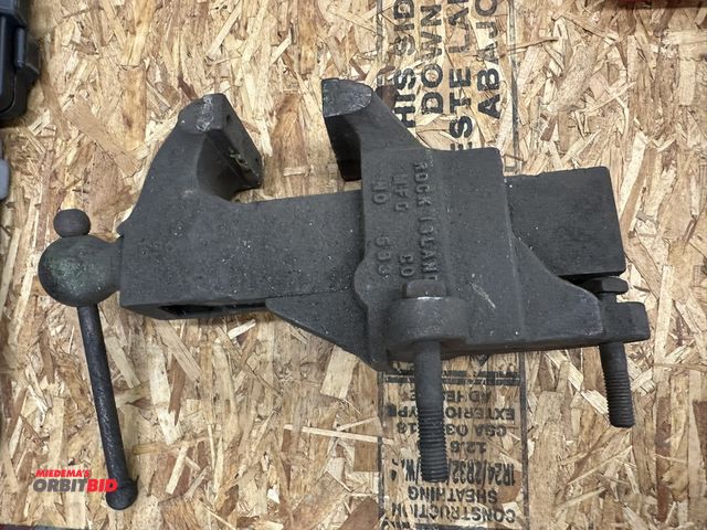 Lot 1-556 - (1) Rock Island 4" bench vise.