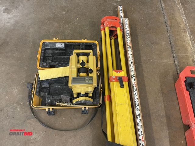 Lot 1-6151 - (1) Top Con, model DT100, digital Theodolite transit level digital display, includes tripod stand, m...