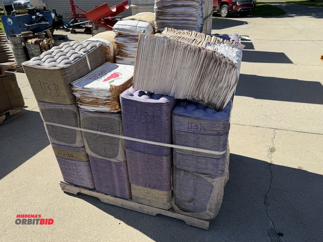 Lot 1-102536 - (1) Skid of apple trays and pads