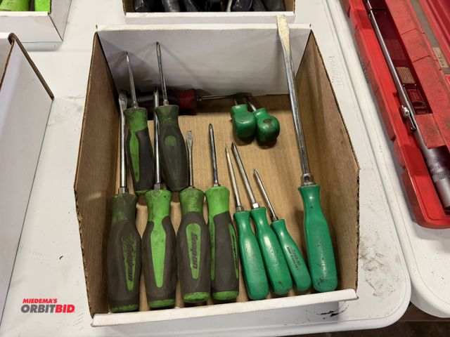 Lot 1-18429 - (1) lot of Snap-On green handle screwdrivers.