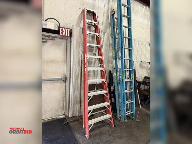 Lot 1-6469 - (1) Cuprum 10' fiberglass step ladder.