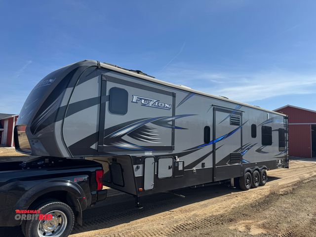 Lot 1-1682 - 2018 Fuzion 417 . Toy Hauler