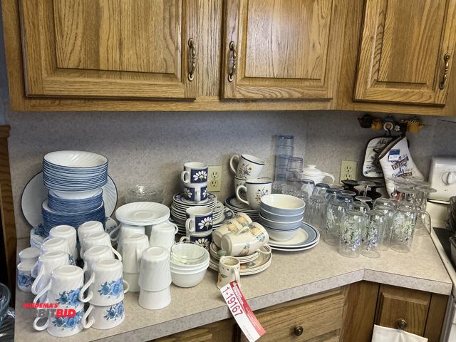 Lot 1-19167 - Large lot of assorted kitchen items, includes Core Life bowls, Oneida dish sets, spring daisy cups a...