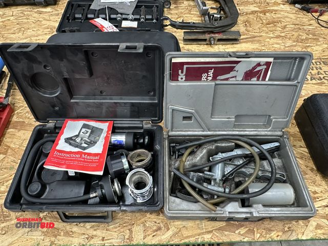 Lot 1-553 - (1) Silverline manual vacuum pump, and (1) Stant Cooling System pressure tester, model ST27012270.