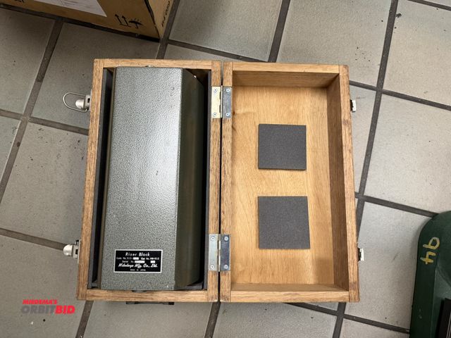 Lot 1-12534 - (1) Mitutoyo, Cat #HM-R12, riser block, S/N 79387, with wood case.