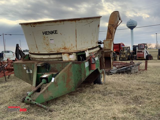 Lot 1-10444 - (1) Henke hay grinder, model T600, S/N 14019, 1000 PTO shaft, 11L-15SL tires,