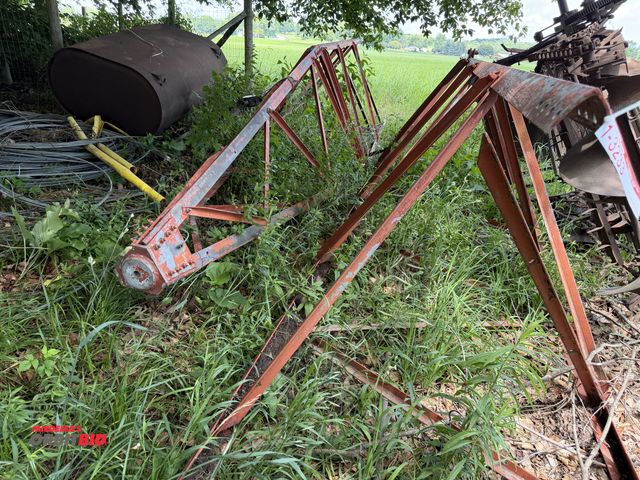 Lot 1-3233 - (1) Antenna tower, approx. six sections