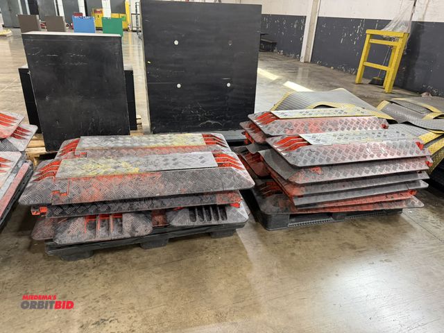 Lot 1-5568 - Lot of (18) Linebacker 48" wire safety floor arches.