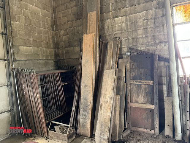 Lot 1-18100 - Set of scaffolding, including (17) 60" x 60" upright, approx. (25) individual approx. 8' cross brace...
